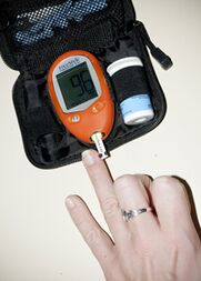 Messung des Glukosespiegels im Blut, um Insulindosen mit 1 Art von Diabetes zu korrigieren